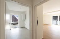 Blick in Küche und Wohnzimmer