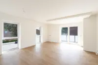 Wohnzimmer mit Balkon