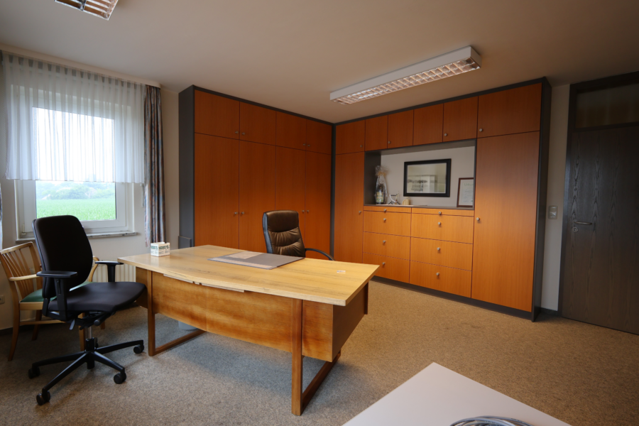 6. Büro links
