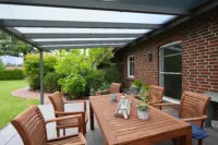 überdachte Terrasse (von der Küche aus zugänglich)
