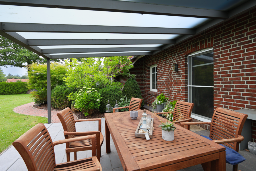 überdachte Terrasse (von der Küche aus zugänglich)