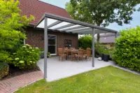 überdachte Terrasse (von der Küche aus zugänglich)
