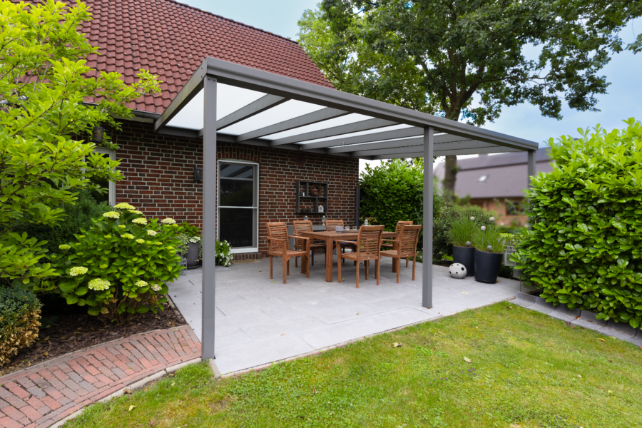 überdachte Terrasse (von der Küche aus zugänglich)