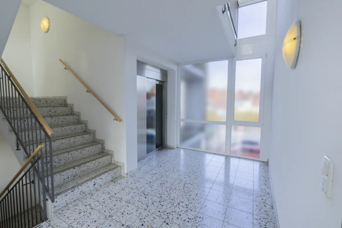 Flur mit Treppe/Aufzug