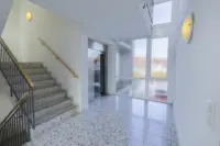 Flur mit Treppe/Aufzug