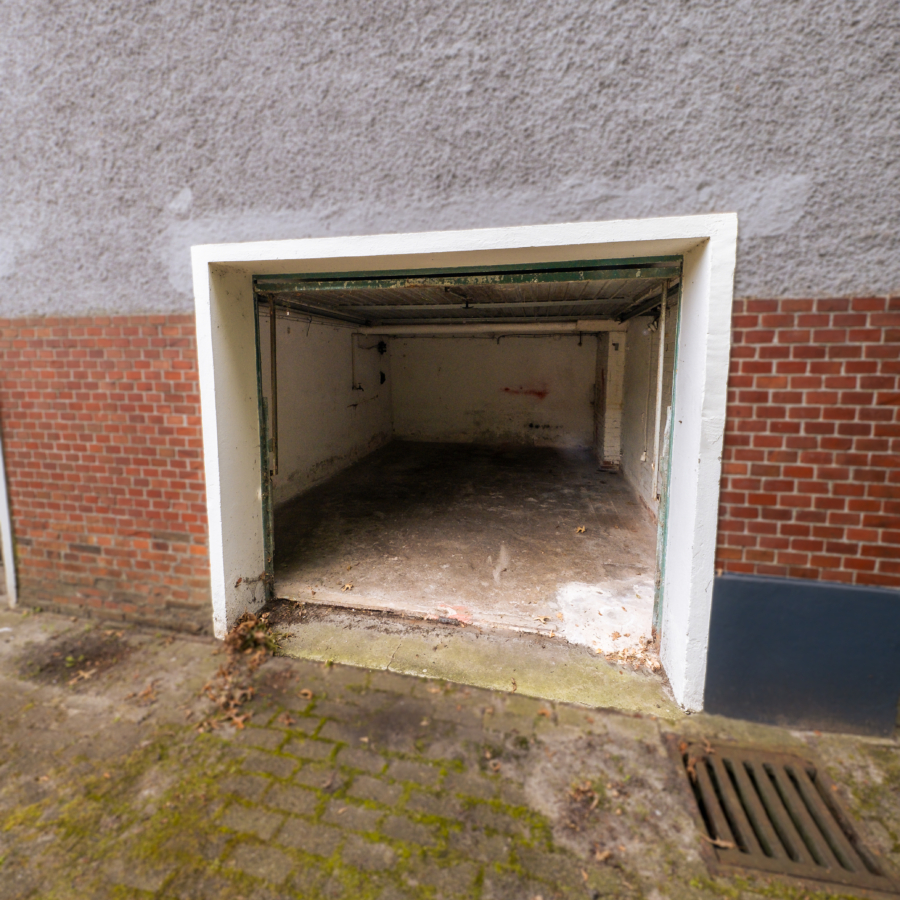 Garage, geöffnetes Tor