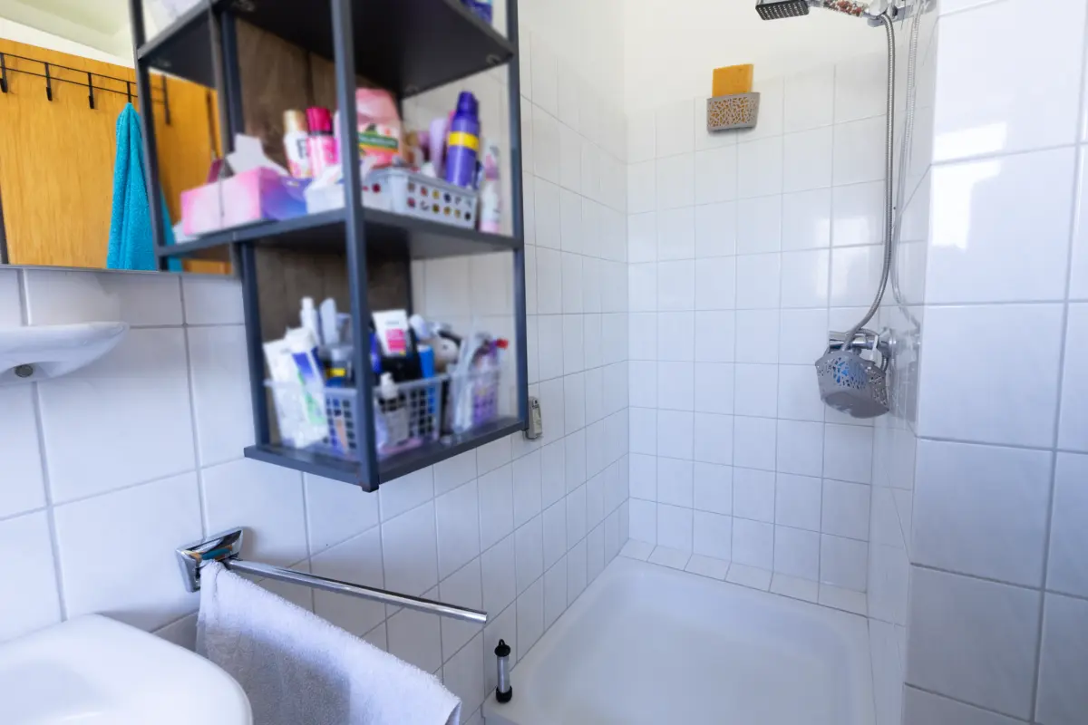 WE EG rechts: Tageslichtbad mit Dusche