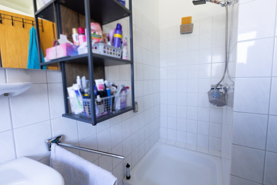 WE EG rechts: Tageslichtbad mit Dusche