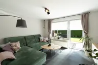 WE EG links: Wohnzimmer mit Zugang zur Terrasse