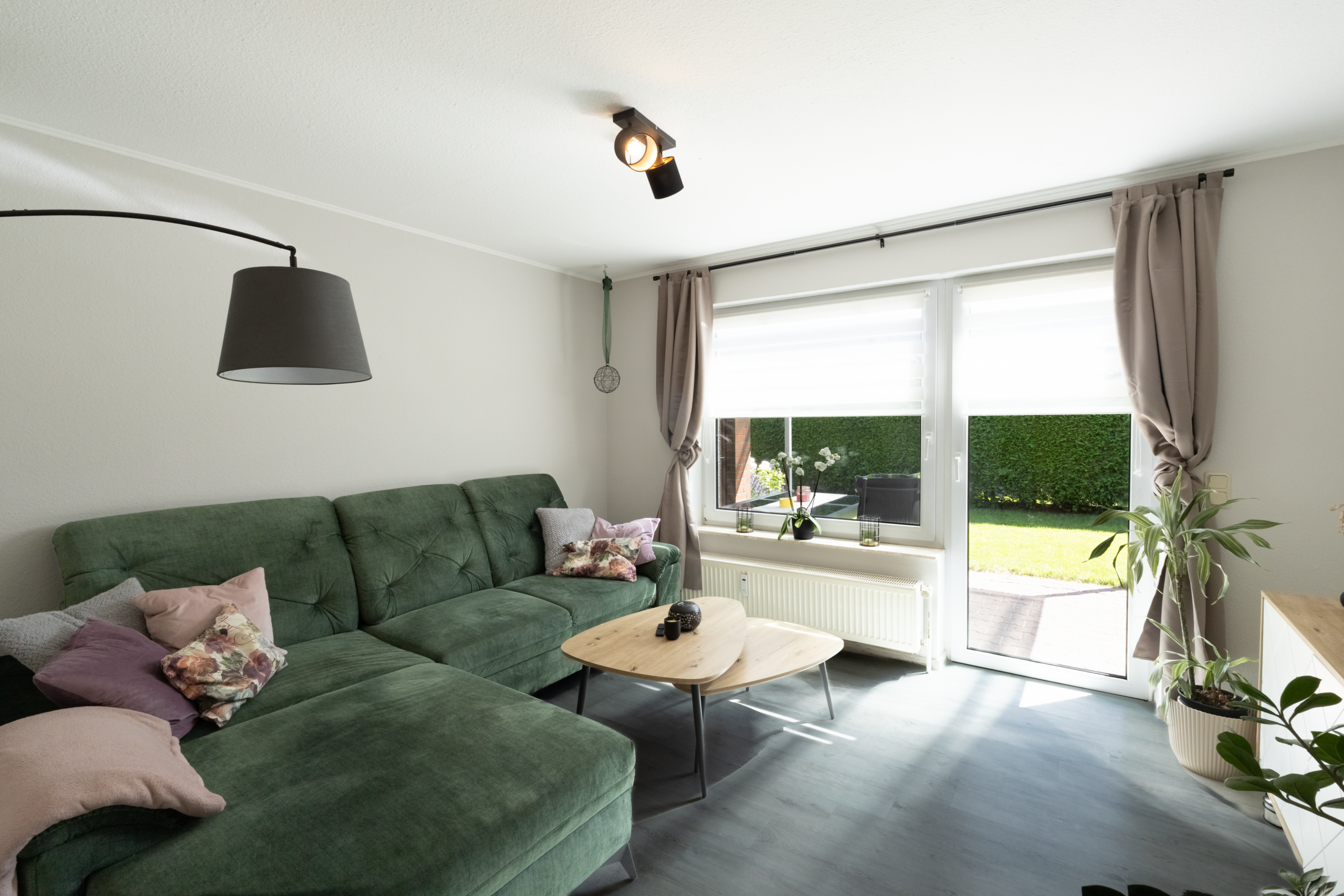 WE EG links: Wohnzimmer mit Zugang zur Terrasse