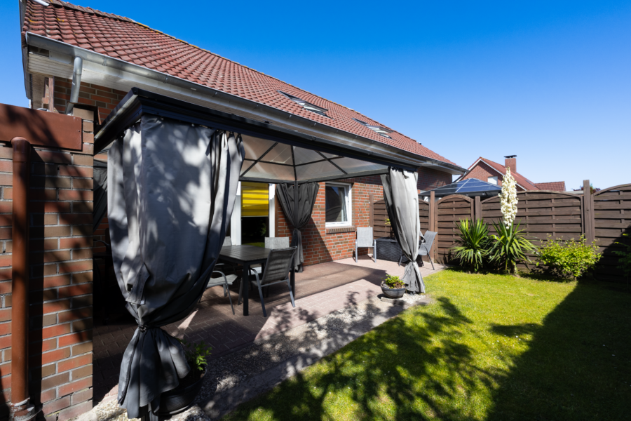WE EG rechts: Terrasse mit Gartenanteil