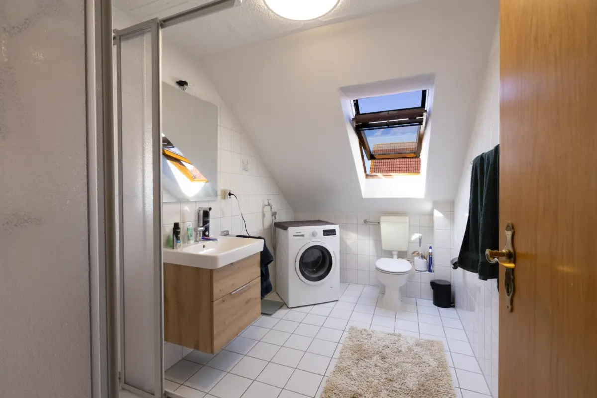 WE OG links: Tageslichtbad mit Dusche