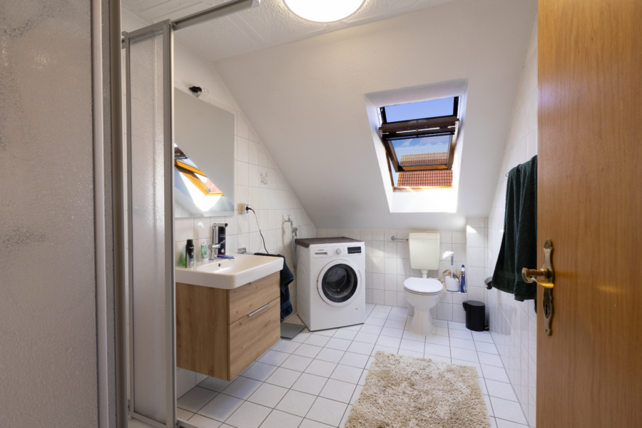 WE OG links: Tageslichtbad mit Dusche