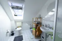 WE OG rechts: Tageslichtbad mit Dusche